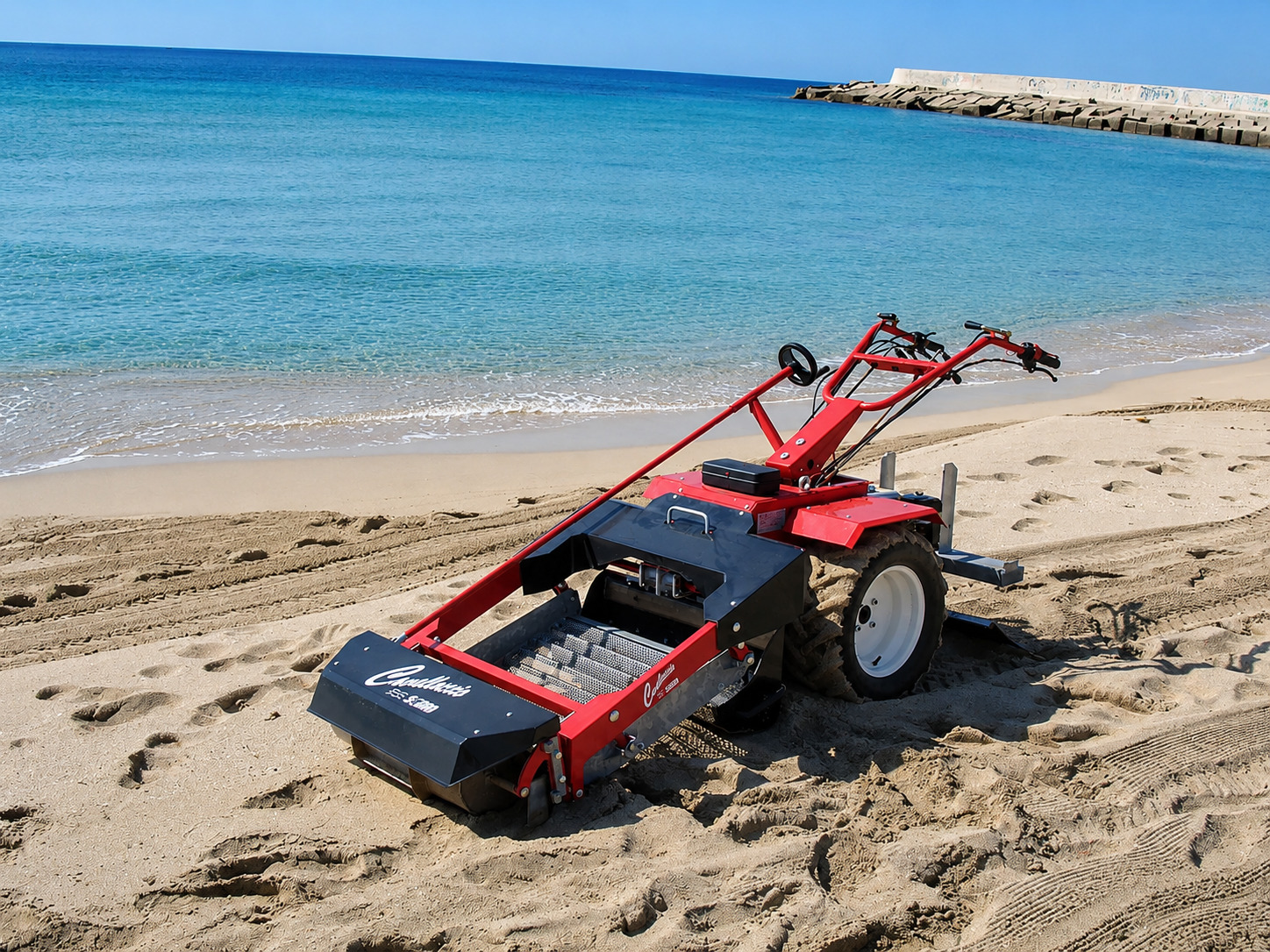 Maquinaria limpia playas mediante criba y saneamiento costero Scam